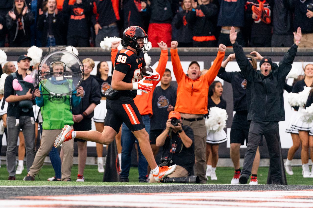 No. 15 Oregon State Beavers roll to 36-24 home victory against No. 18 UCLA Bruins