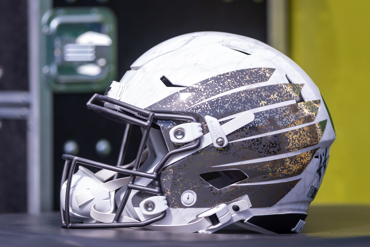 Oregon freshman quarterback Bryson Beaver to enter transfer portal, report